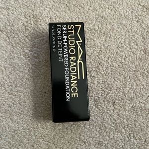 MAC STUDIO RADIANCE Serum-Powered Foundation  1 fl oz - NC40